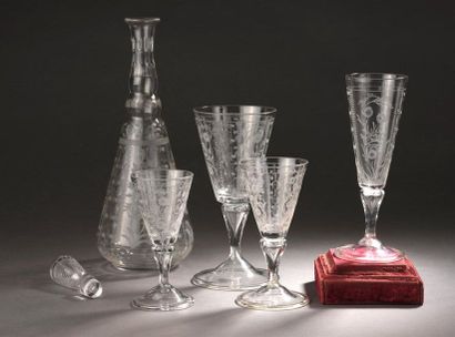 null Set of standing glasses engraved with a wheel, 19th century
. Alternating floral...