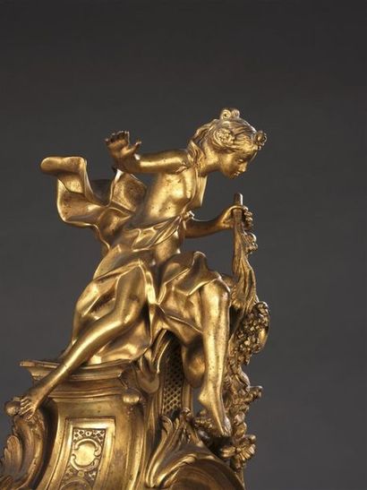 null Importante pendule en bronze ciselé et doré d'époque Louis XV
Surmontée d'une...