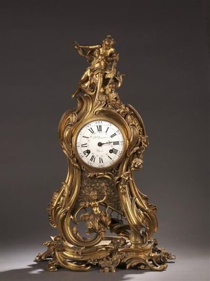 null Importante pendule en bronze ciselé et doré d'époque Louis XV
Surmontée d'une...