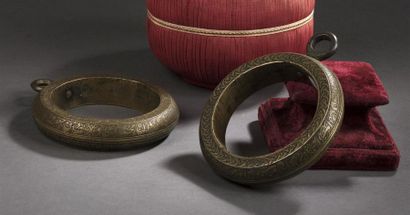 null Paire d'anneaux de suspension, Iran, XIXe siècle
Deux lourds anneaux de laiton...