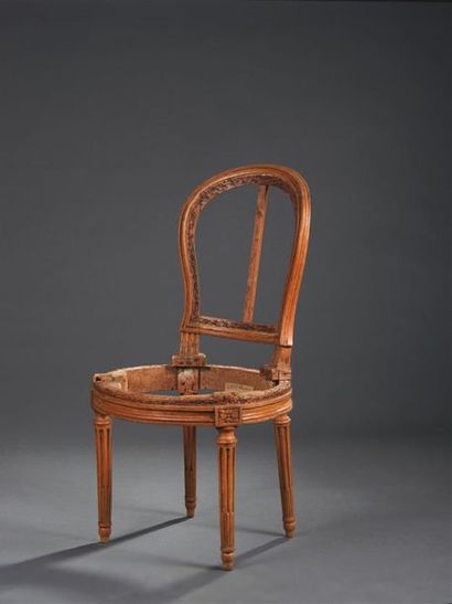 null Chaise par G. Jacob, d'époque Louis XVI
En bois mouluré et sculpté, à dossier...