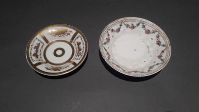 null PARIS, début du XIXe siècle
Deux tasses en porcelaine et leur soucoupe à décor...