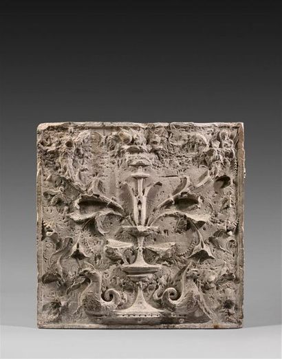 null France, 16th century
Bas-relief with bellifontain decoration in limestone
Wear,...