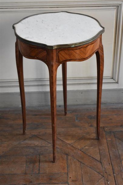 null TABLE DE MILIEU en placage de bois de rose, de style Louis XV
Ouvrant à un tiroir...