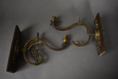 null PAIRE D'APPLIQUES en bronze ciselé et doré, fin du XIXe siècle
H. 20 P. 30 cm	
Accidents...