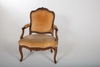 null LARGE FAUTEUIL A LA REINE estampillé N. HEURTAUT, d'époque Louis XV 
En bois...