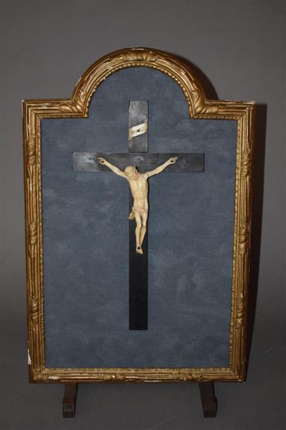 null CHRIST EN CROIX
Ivoire sculpté, XVIIIe siècle
Petits accidents.
H. 15,5 cm	...