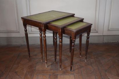 null TROIS TABLES GIGOGNES en bois de placage, travail anglais du XIXe siècle
Reposant...