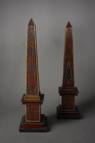 null PAIRE D'OBELISQUES en bois polychrome, XXe siècle
H. 46 cm	 
