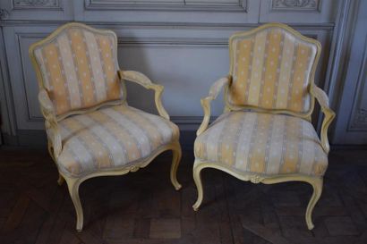 null PAIRE DE FAUTEUILS en bois mouluré, sculpté et laqué jaune, d'époque Louis XV
À...