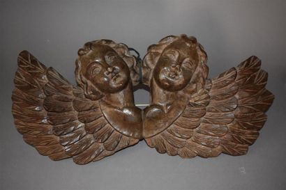 null DEUX ANGELOTS en bois naturel sculpté, XVIIIe siècle
L. 60 cm	