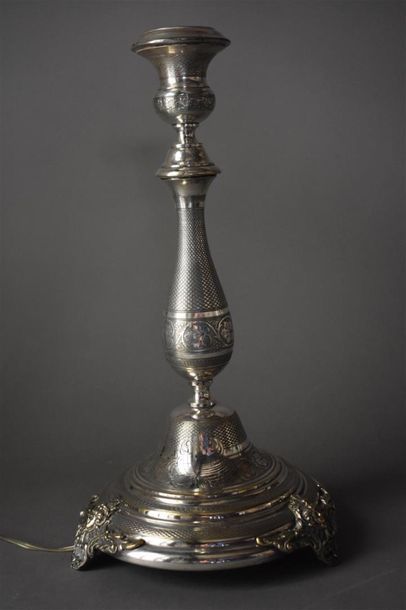 null PIED DE LAMPE en métal argenté, XIXe siècle
À fût balustre et à décor de feuillage...