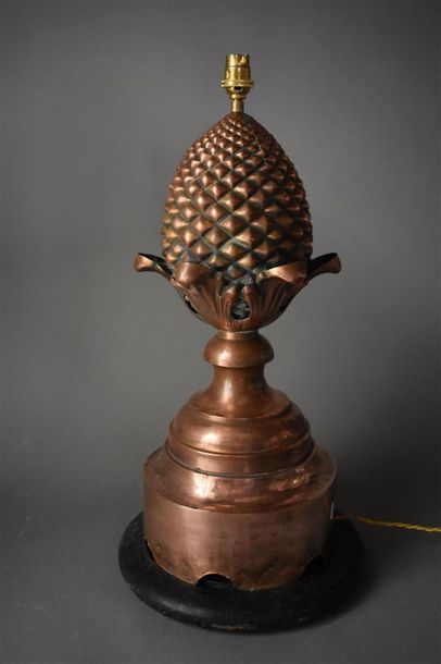 null LAMPE POMME DE PIN en cuivre repoussé, XIXe siècle
H. 51 cm	 

