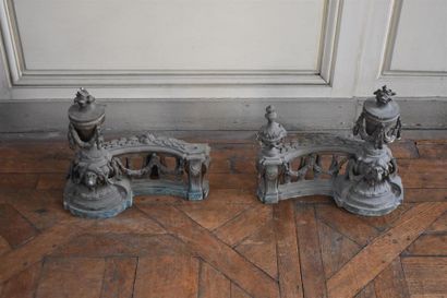 null IMPOSANTE PAIRE DE CHENETS en bronze de style Louis XVI
À décor d'un pot à feu.
Manque.
H....