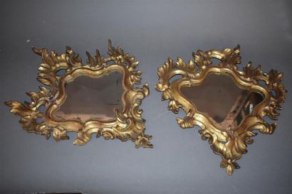 null PAIRE DE GLACES en bois mouluré, sculpté et doré, Italie, XVIIIe siècle
À bords...