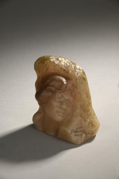 null Alfred FINOT (1876-1947) & Amalric WALTER (1870-1959)
Female head
Brown glass...