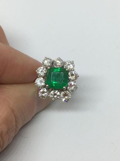 null Ring in 585°/00 white gold set with a step-cut emerald of approx. 1.65 ct (7.3...