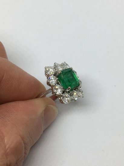 null Ring in 585°/00 white gold set with a step-cut emerald of approx. 1.65 ct (7.3...