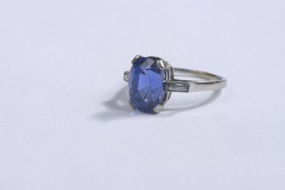 null Ring in platinum 950°/00 set with an oval cut sapphire of approximately 5.50...