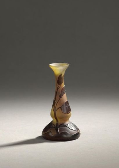 null Émile GALLÉ (1846-1904) 
Small flat-bottomed vase with a choked neck and flared...