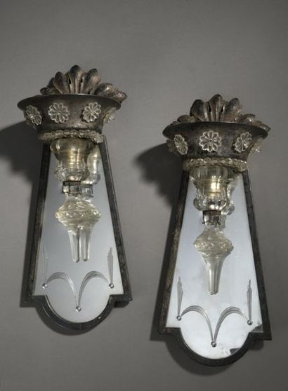 null Attributed to BAGUÈS
Pair of silver plated metal wall lights with mirror background...