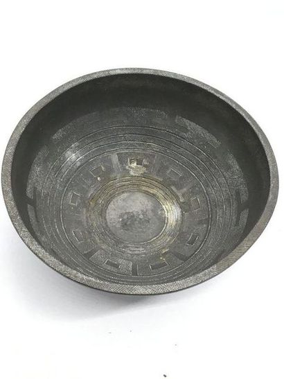 null ENGLISH WORK
Circular pewter bowl, chiselled interior decoration with stylized...