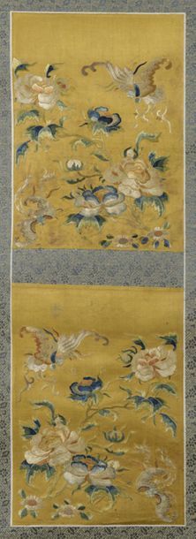 null Deux broderies en soie brodée à fond jaune montées en rouleau
Chine, XIXe siècle
À...