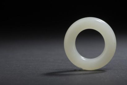 White jade ring
China
Polished surface
D....