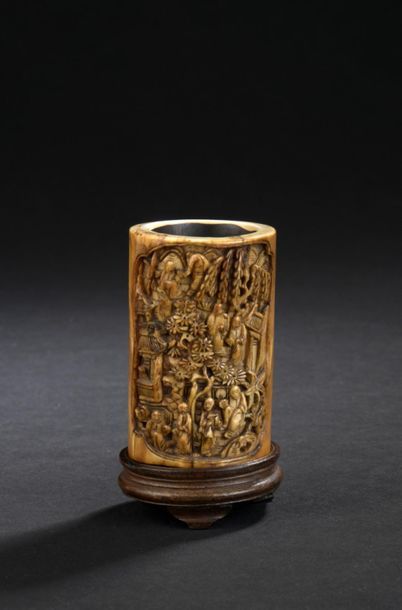 null Petit pot à pinceaux en ivoire
Chine, XVIIIe - XIXe siècle
Cylindrique, décoré...