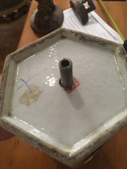 null Vase en porcelaine polychrome
Chine, début du XXe siècle
Hexagonal ajouré, à...
