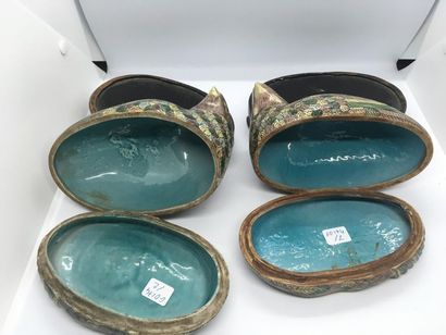 null Paire de boîtes couvertes en porcelaine
Chine, XXe siècle
En forme de cailles...