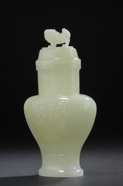  Vase couvert en serpentine Chine, XXe siècle Balustre aplati, la panse à décor de...