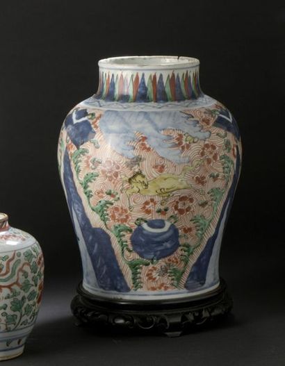 Vase en porcelaine Wucai Chine, époque Transition,...