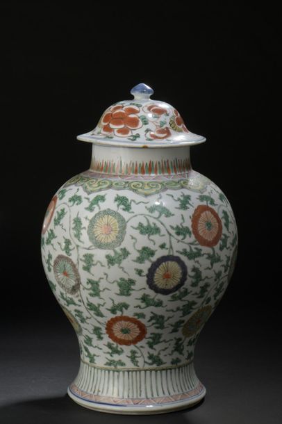  Covered porcelain vase green family China, 17th century Baluster, decorated with...