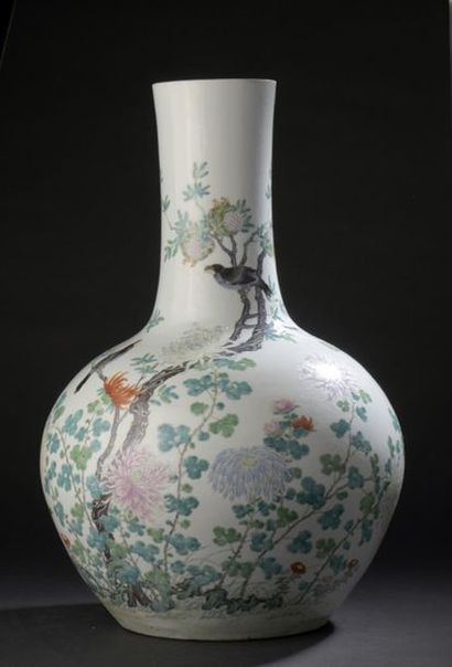 Grand vase Tianqiuping en porcelaine polychrome...