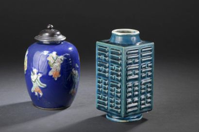 null Vase Cong en porcelaine à glaçure turquoise et Vase famille verte à fond bleu
Chine,...