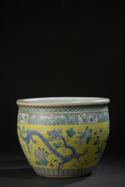 null Vasque à poissons en porcelaine polychrome à fond jaune
Chine, XXe siècle
La...