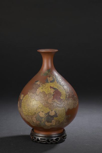 null Vase en grès de Yixing
Chine, XXe siècle
En forme de Yuhuchunping, à décor polychrome...