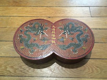 null Covered lacquered wooden box
China, 20th century
In the shape of circles joined...