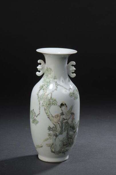 null Vase en porcelaine polychrome
Chine, XXe siècle
Balustre, à décor d'une musicienne...