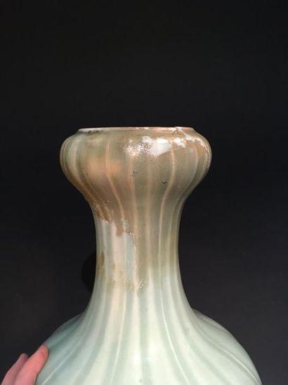  Vase en porcelaine céladon Chine, XIXe siècle La panse bombée et légèrement lobée,...