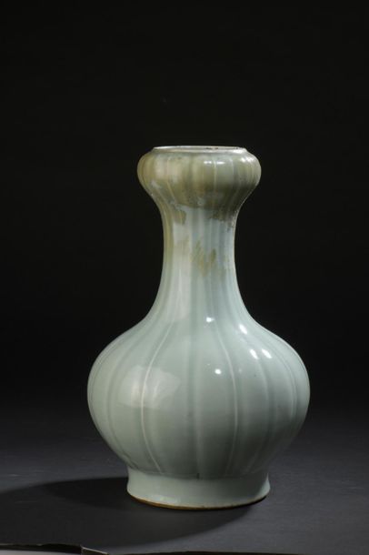 Vase en porcelaine céladon
Chine, XIXe siècle
La...