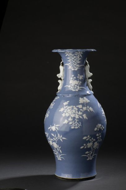 null Vase en porcelaine
Chine, fin du XIXe siècle
Balustre, à décor de fleurs et...