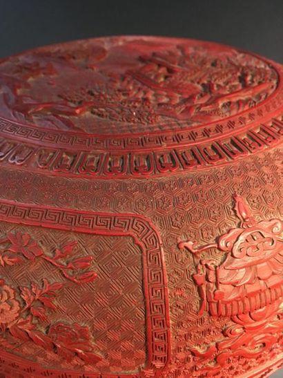 null Boîte couverte en laque rouge
Chine, fin du XVIIIe siècle
De forme circulaire,...