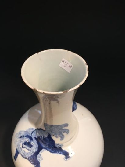 null Vase en porcelaine bleu blanc
Chine, fin du XIXe siècle
La panse globulaire,...