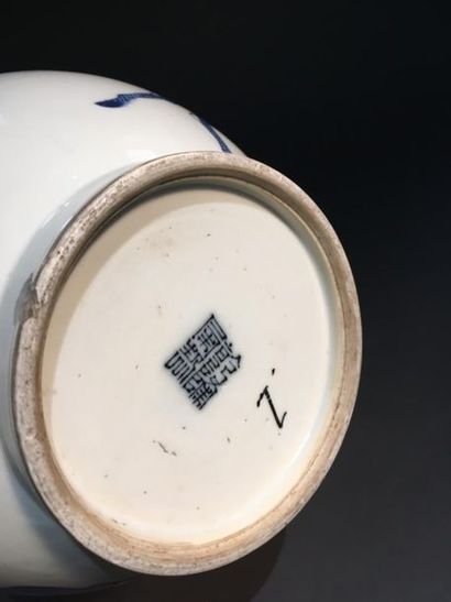 null Vase en porcelaine bleu blanc
Chine, fin du XIXe siècle
La panse globulaire,...