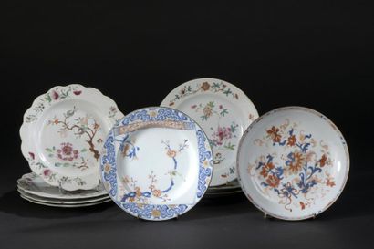 null Lot de neuf assiettes en porcelaine famille rose et Imari chinois
Chine, XVIIIe...