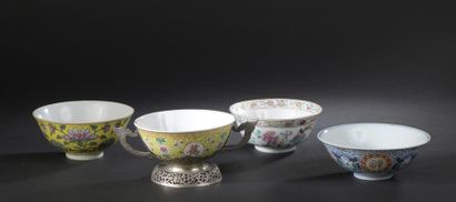 Trois bols en porcelaine Chine, XXe siècle...