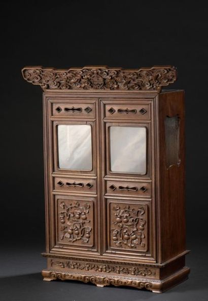 null Small wooden cabinet
China, 20th century
Opening with two glass doors, the lower...