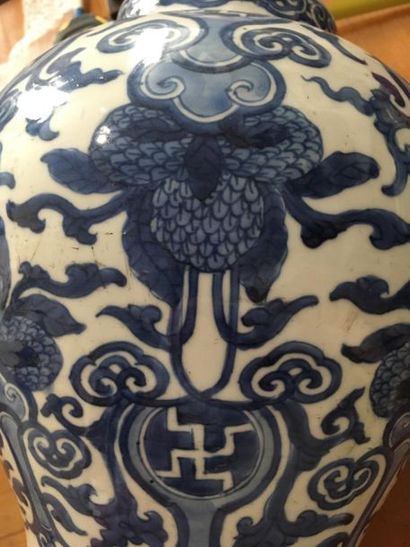 null Paire de vases en porcelaine bleu blanc
Chine, XIXe siècle
Balustres, à décor...